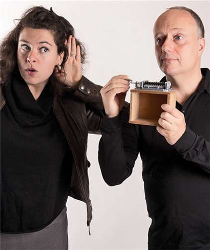 Arp im Ohr: Die Lyrikerin Nora Gomringer ist mit dem Spieluhrmusiker und Komponisten Franz Tröger zu Gast im Arp Museum Bahnhof Rolandseck.Alexander Döbereiner