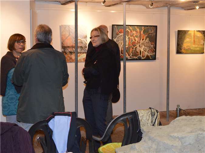 Art am Rolandsbogen in den Hypokausten des alten Jugendheims mit werken unter dem Titel "Tatort-Tatwerkzeuge".