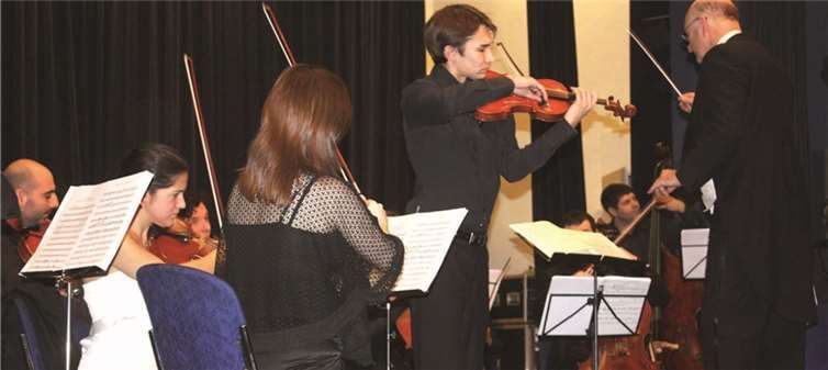 Artem Komonov brillierte als Solo-Violinist bei Camille Saint-Saëns‘ „Introduktion und Rondo capriccioso“. DL