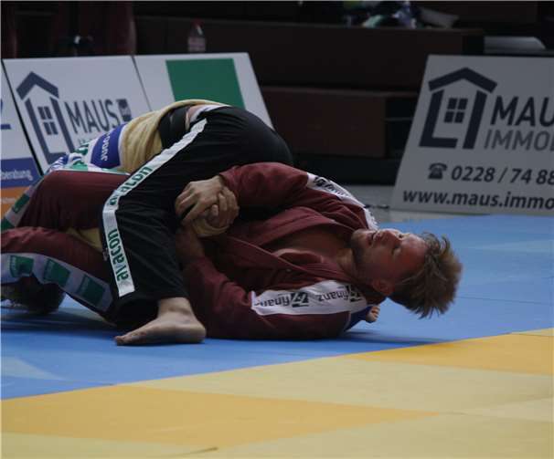 Arthur Hass (-100kg) setzt zu einem Armhebel gegen Maximilian Schrader an.privat