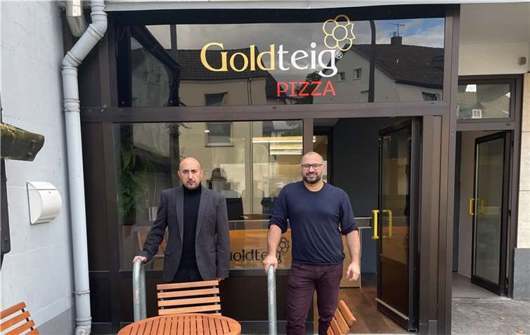 Auf den Teig kommt es an! Arthur Mashuryan und Karen Rostomyan (l.) in der Goldteig-Niederlassung in Rheinbach. Foto: privat