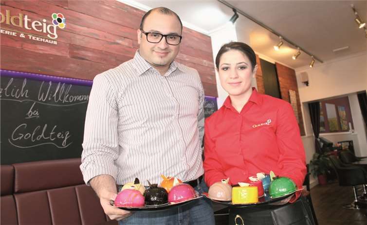 Arthur Mashuryan und eine Mitarbeiterin präsentieren einige der ausgefallenen Patisserie-Kreationen, die der Gast im Café in der Bad Neuenahrer Kreuzstraße genießen kann. RERE