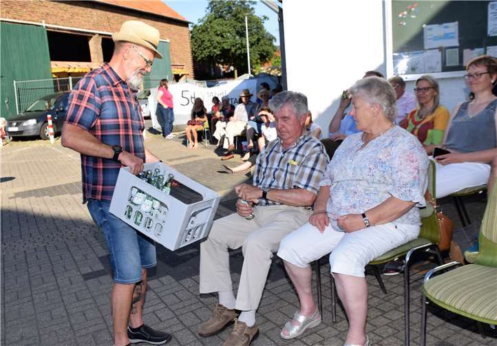 Arthur Müller, Initiator und Motor der Veranstaltung, sorgte bei den hohen Temperaturen für eine Erfrischung.