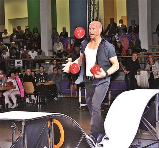 Artist „TJ Wheels“ präsentierte eine tolle und schwierige Rollerskates-Performance. RÜ