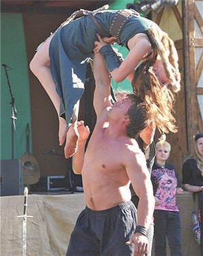 Artisten und Gaukler werden die Besucher mit ihrer Show in den Bann ziehen. privat