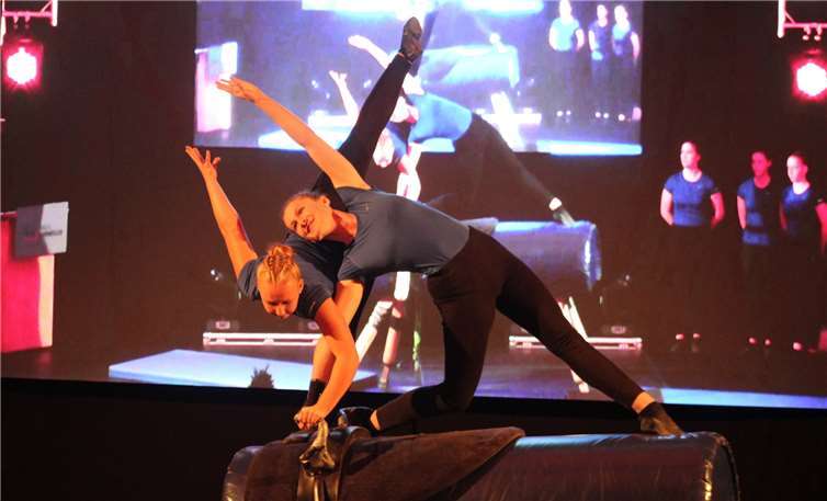 Artistik und Anmut zeigten die Voltigier-Sportlerinnen des TuWi Adenau.