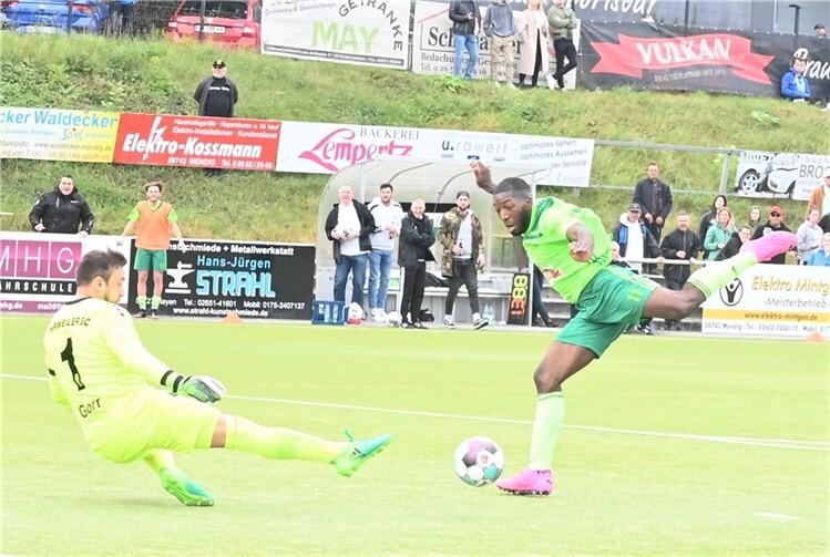 Artistische Einlage: Brice Braquin spitzelt den Ball an ABC-Torhüter Alex Gorr vorbei zum 2:1 über die Linie.Fotos: SK