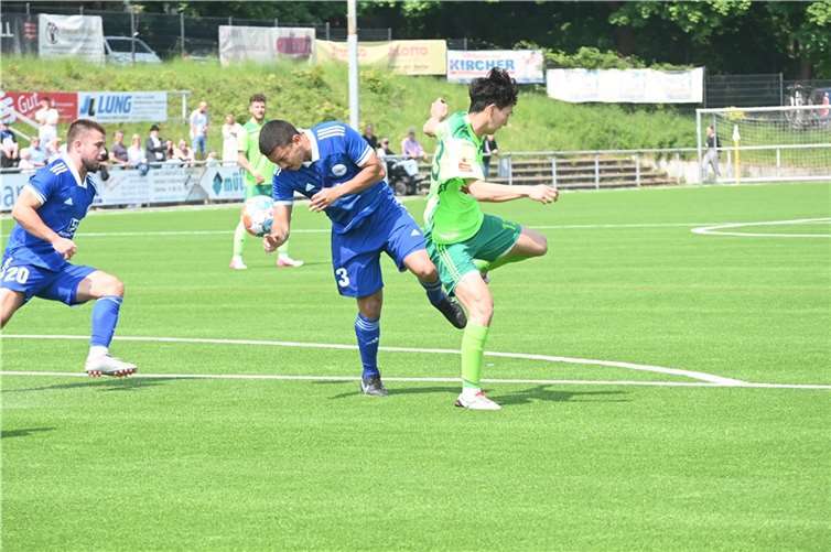 Artistische Einlage: die beiden Andernacher Oliver Kubatta und Maicol Oligschläger sowie Eintracht-Neuzugang Shiki Hanyu beim Kampf um den Ball.
