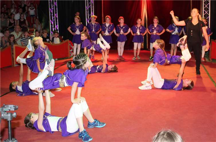 Artistische Kunststücke der Akrobatinnen dienten als Eisbrecher bei der Gala-Zirkusshow.DL