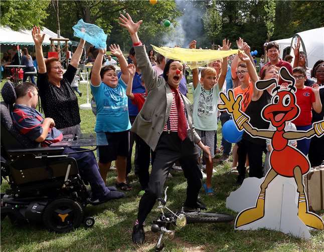 „Arto, der Clown“ verstand es, die Besucher des Begegnungsfestes zu unterhalten. Foto: privat