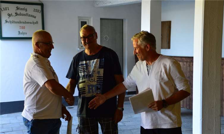 Artur Trierweiler (Mitte) und Schießmeister Klaus Kautschor (re.) gratulierten Ulli Schig zur gewonnenen Vereinsmeisterschaft.Fotos: St. Sebastianus-Schützenbruderschaft Sinzig