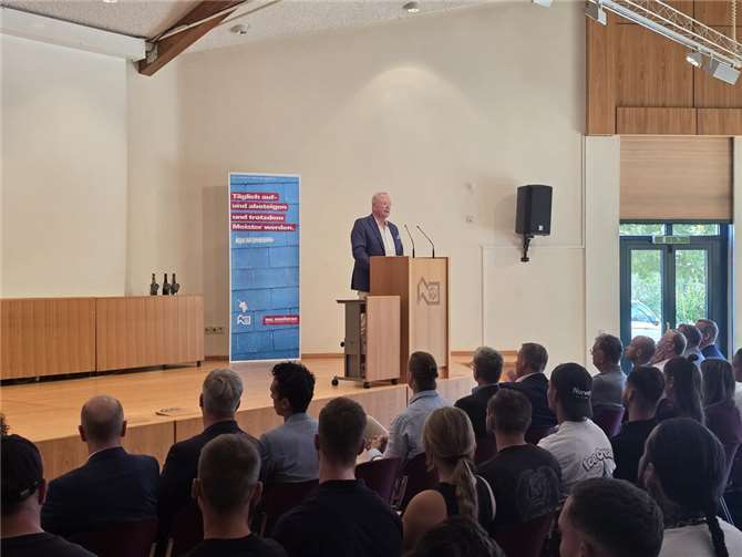 Artur Wierschem, Vorsitzender des Meisterprüfungsausschusses für das Dachdeckerhandwerk.  Foto: BBZ Mayen