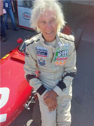 Arturo Merzario, einst Werksfahrer bei Ferrari, fuhr den Ferrari 156. Merzario ist auch als ‚Lauda-Retter‘ bekannt geworden. Foto: Klaus Ridder