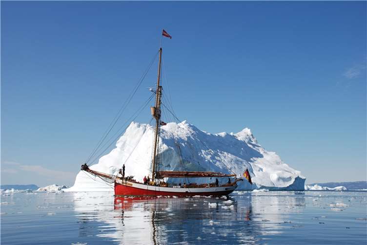 Arved Fuchs und seine Crew auf See in Island. Copyright: ZDF/Andreas Ewels