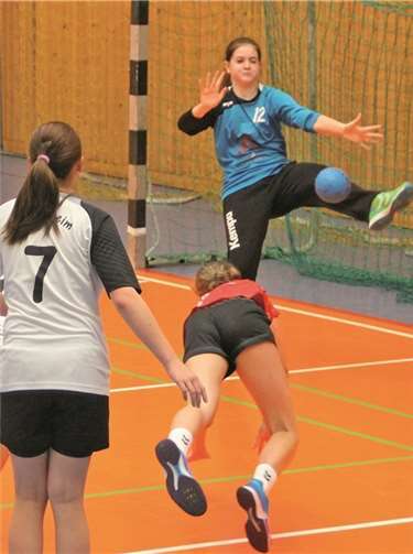 Arzheims beste Spielerin des Tages, Torfrau Marie Lohner, bei der Abwehr eines freien Wurfes.privat