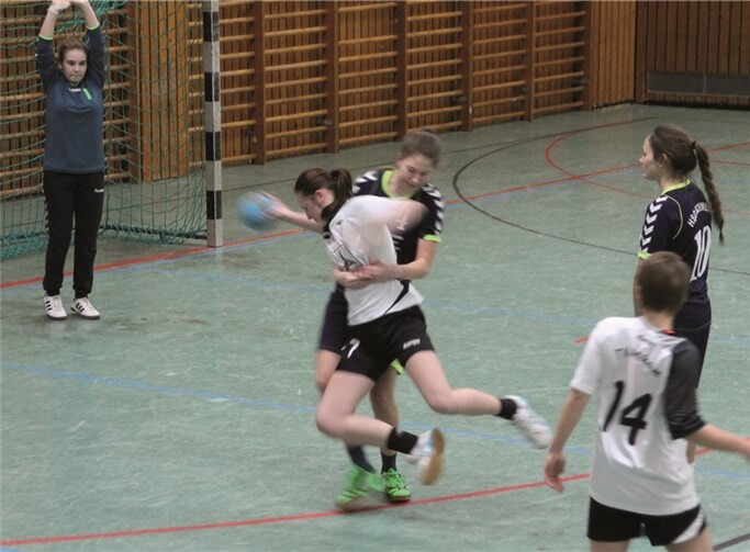 Arzheims starke Kreisläuferin Emma Krobb (weißes Trikot), die hier sieben Meter und zwei Minuten Strafe „erarbeitete“. privat