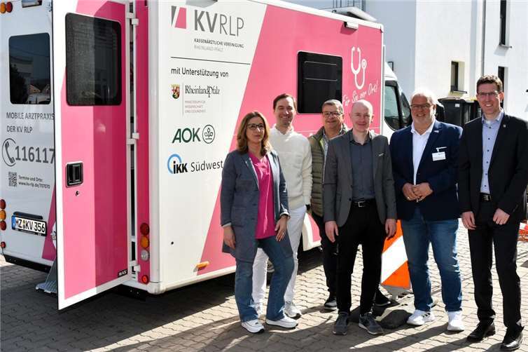 Mobile Arztpraxis in Kruft und Plaidt Arzthelferin Bianca Mees, Allgemeinmediziner Peter Bunders, Walter Kill, Ingo Auer, Manfred Röser und Sebastian Busch an der Mobilen Arztpraxis, die donnerstags und freitags in Kruft an der Seniorenresidenz Pellenz, die dankenswerterweise den Stellplatz und Räumlichkeiten zur Verfügung stellt, Station macht. Foto: Cornel Schlüter