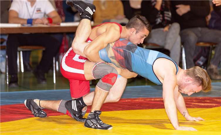 Asadullah Najibullah (Rotes Trikot) von der WKG Metternich/Rübenach/Boden dominiert über Nico Schneider.