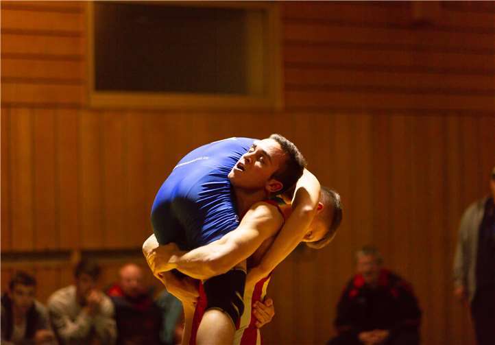 Asadullah Najibullah (rotes Trikot) hat hier die Oberhand.