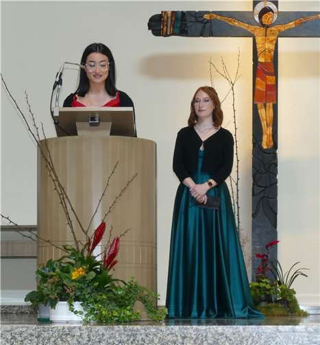 Asal Tosky und Charlotte Blum.