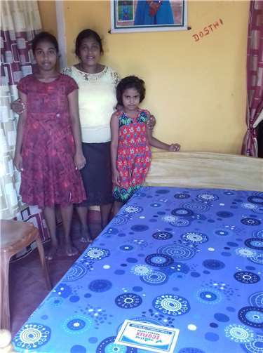 Asheesha hat endlich ein Bett, selbst wenn die kleine Schwester auch da drin schlafen wird. Foto: privat