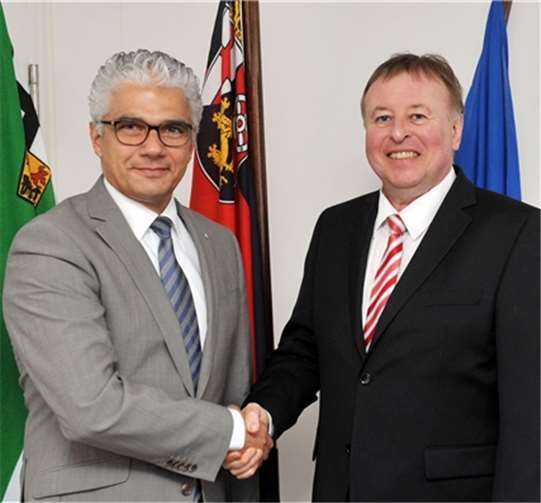 Ashok Sridharan (links) und Dr. Jürgen Pföhler. Kreisverwaltung Ahrweiler