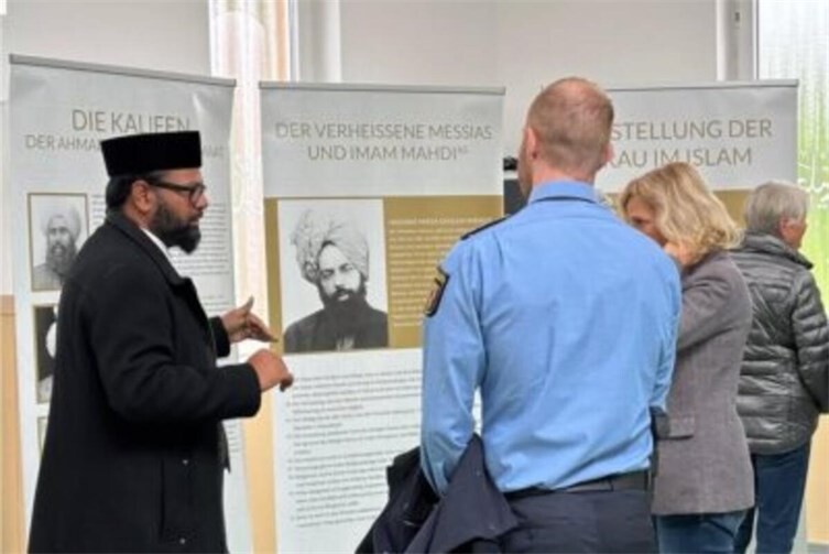 Asif Tanveer, zuständig für den interreligiösen Dialog, führt durch die Islamausstellung