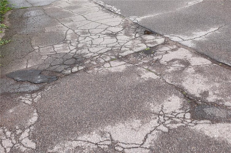 Asphalt Weg an der Grundschule