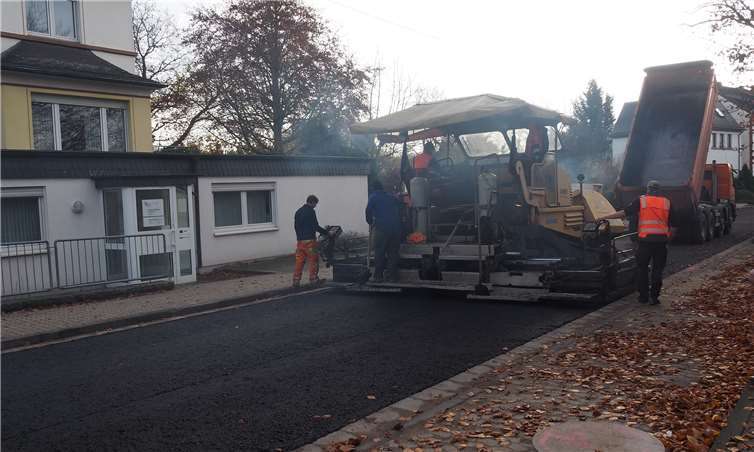 Asphaltarbeiten in der Bahnhofstraße: Die Tragschicht wurde bereits eingebaut, im Frühjahr folgt die Deckschicht.