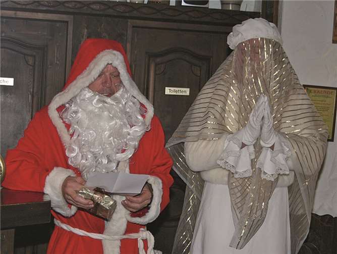 Assistiert von Engel-Azubi Serafine verteilte der Nikolaus kleine Geschenke an die Möhnen. privat