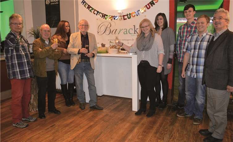 Asta-Vorsitzende Henrike Fillips (5.v.r.) stößt mit den Gästen auf den ersten Geburtstag der Baracke an. -AB-