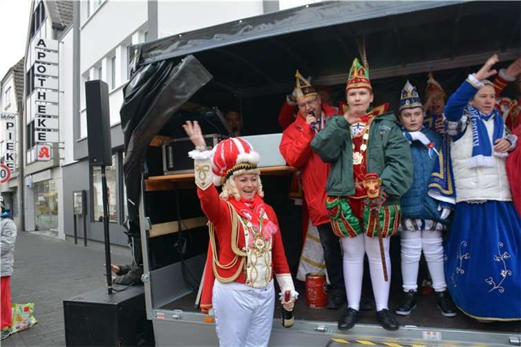 Astid Faßbender erhält bei der Mottovorstellung für inhren Vorschlag eine Flasch...