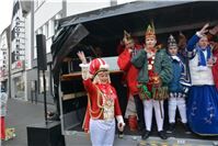 Astid Faßbender erhält bei der Mottovorstellung für inhren Vorschlag eine Flasch...