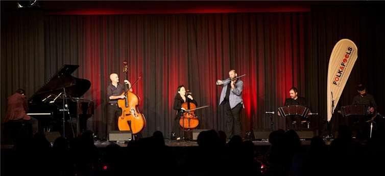 Astillero auf der Bühne. Foto: Sacha Ditscher