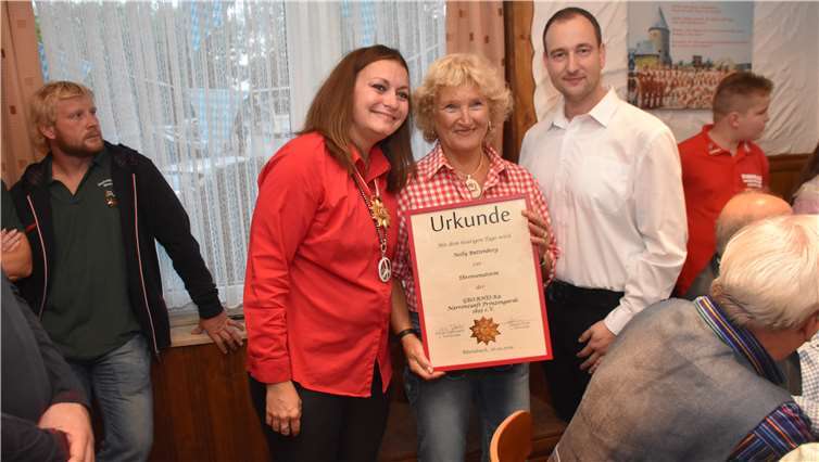Astrid Fassbender und Jürgen Esser gratulierten Nelly Buttenberg zu ihrer Ernennung zur Ehrensenatorin.