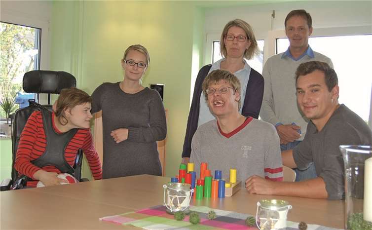 Astrid Kleudgen (3.v.l.) und ihre Kollegen sind froh, nun auch in St. Katharinen ein tägliches Förder- und Betreuungsangebot für schwerbehinderte Menschen zu haben.privat