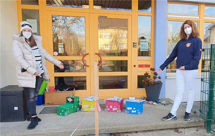Astrid Küster und Lina Loga brachten die Tütchen in die beiden Kindergärten. Fotos: privat