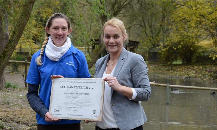 Astrid Lettau (r.), Marketingleiterin des Sinziger Mineralbrunnens, überreicht den Überraschungspreis an Yvonne Schöneseiffen (l.) vom Tier- und Naturfreunde Schwanenteich e.V. CF