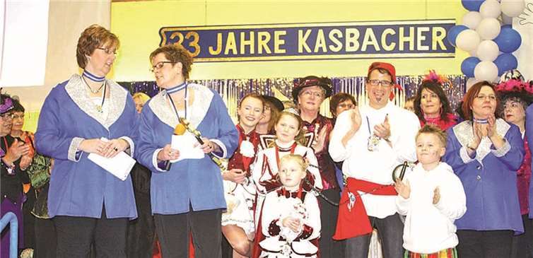 Astrid Malzmüller führte mit Schwester Heike Winkelbach durch den närrischen Nachmittag.