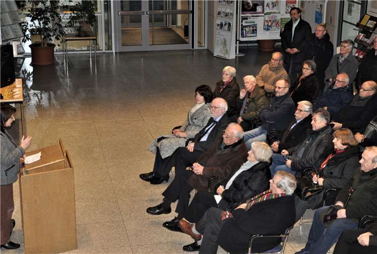 Astrid Mehmel spricht bei der Ausstellungseröffnung zu den zahlreichen Zuhörern.Fotos: Pertz