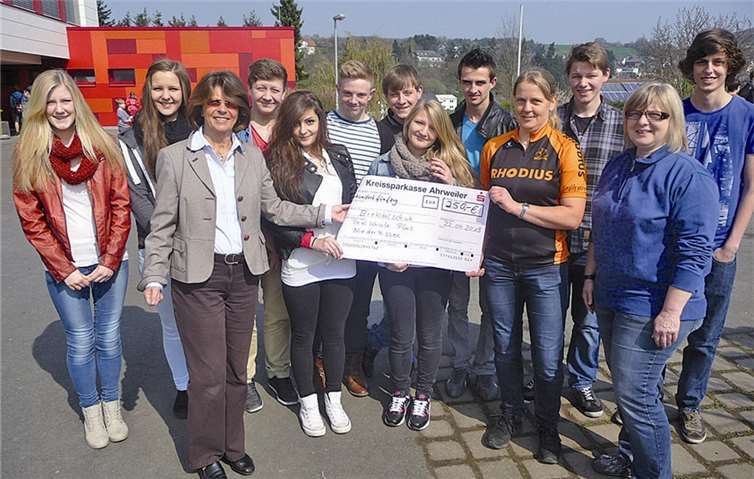 Astrid Oblasser, Fördervereinsvorsitzende, und Schulleiterin Claudia Reh freuen sich mit den Schülern.privat