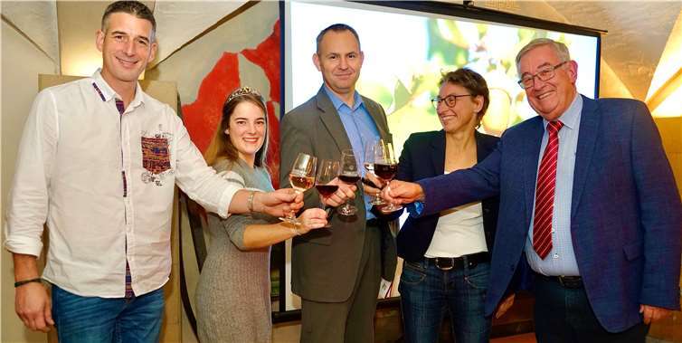 Astrid Rickert, Kellermeisterin (2. v.r.), freute sich über ein bis zum letzten Platz gefülltes Römergewölbe. Foto: KG