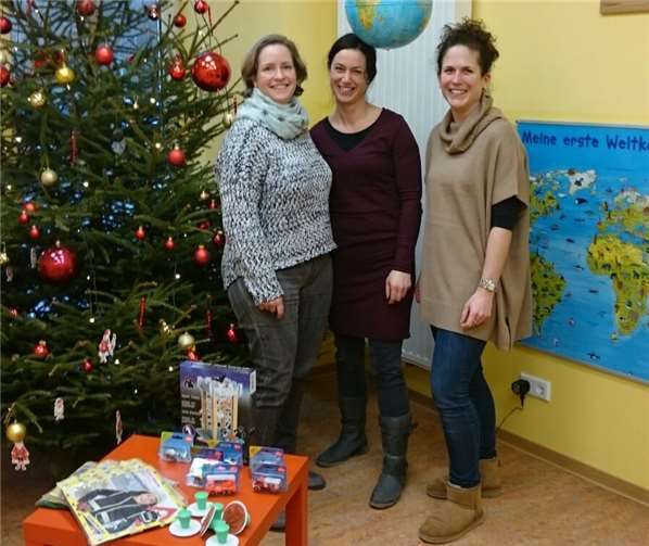 Astrid Schäfer (Vorsitzende des Fördervereins) und Lara Wehlen (Vorsitzende des Elternbeirats) übergaben Stephanie Röttgen (Kindergarten) die ausgesuchten Spielsachen.  privat