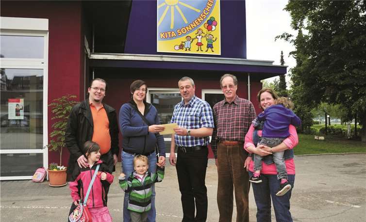 Astrid Schäfer nimmt mit Freude die Spende der AWO-Mitglieder entgegen. -RÜ-