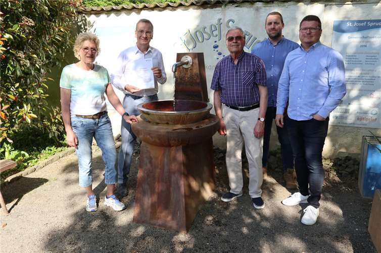 Astrid Seidenfuß, stellvertretende Ortsvorsteherin von Bad Bodendorf, Bürgermeister Andreas Geron, Kontrollleiter Bernhard Knorr, Maik Lindner, Leiter der Herstellung, und Carsten Lohre, Geschäftsführer der Kurbad GmbH bei der Übergabe der Herstellungserlaubnis am St. Josef Sprudel.  Foto: Stadtverwaltung Sinzig