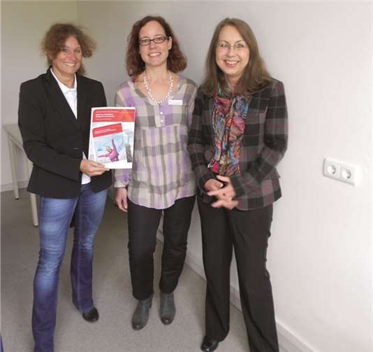 Astrid Thol (Gleichstellungsbeauftragte) v.li.n.re., Claudia Stümper-Oehl (Arbeitsvermittlerin für WiedereinsteigerINNEN bei der Bundesagentur für Arbeit) und Dr. Christa Lenz (Beratungsstelle Frau und Beruf). privat