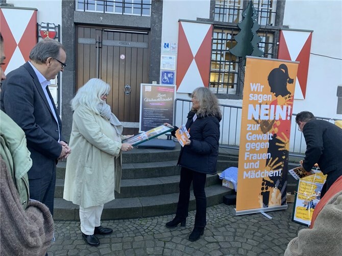 Astrid Thol (rechts) bedankte sich bei verschiedenen Personen, wie hier bei der Ersten Beigeordneten, Ruth Zimmermann, für ihr bisheriges Engagement.
