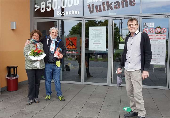 Astrid und Oliver Zerdick aus Bad Honnef freuten sich über die unverhofften Präsente von Lava-Dome-Leiter Helmut Koll. Foto: privat