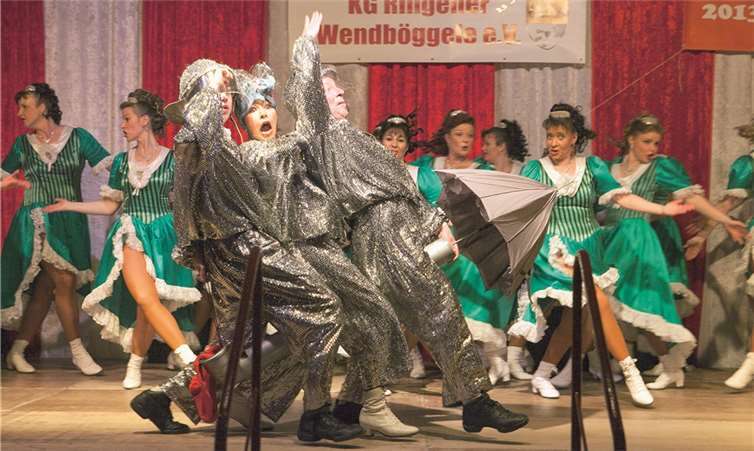 Astronauten auf dem Weg zum Mond - das waren die Poppelsdorfer Schlossmadämchen und Schlossjunker bei ihrem umjubelten Auftritt in Ringen. JOST
