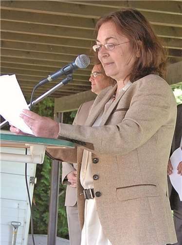 Asuan Bender, die rührige Vorsitzende des Migrations- und Integrationsbeirats des Kreises eröffnete die Vernstaltung.